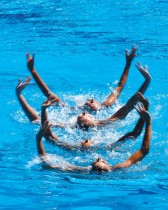 الفريق النسائي المكسيكي يقدم عرضا خلال بطولة العالم  للسباحة الإيقاعية في بودابست ، المجر   - رويترز