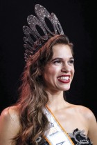 جوليا سينينج تعبر عن سعادتها بعد فوزها في نهائي مسابقة ملكة جمال هولندا في هيلفرسوم. ا ف ب