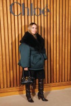 الممثلة الفرنسية إيلودي بوشيز خلال جلسة تصوير قبل عرض إبداعات كلوي ضمن أسبوع الموضة في باريس. ا ف ب