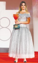 بينيلوبي كروز تحمل جائزة Coppa Volpi لأفضل ممثلة في مهرجان البندقية السينمائي الثامن والسبعون . رويترز