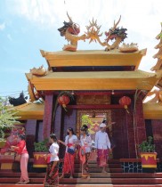 مصلون يرتدون ملابس تقليدية من جزيرة بالي في معبد أونج تاي جين جريا كونجكو دويبايانا خلال احتفالات السنة القمرية الصينية الجديدة في دينباسار، بالي.  رويترز