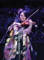 ماكي ماي تقدم عرضًا موسيقيا على خشبة المسرح في مهرجان احتفال آسيا بقاعة المشاهير الآسيوية في مسرح أليكس في جليندال، كاليفورنيا.  ا ف ب