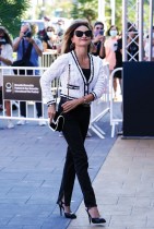 الممثلة الإسبانية بينيلوبي كروز تصل إلى فندق ماريا كريستينا لحضور مهرجان سان سيباستيان السينمائي الدولي في إسبانيا.  رويترز