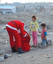 محمد معروف يوزع الهدايا وهو يرتدي زي «سانتا كلوز» على أطفال يعيشون في حي فقير بالقرب من وسط مدينة البصرة جنوب العراق (ا ف ب)