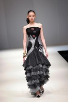 عارضة تقدم زيا  من ابتكار مجموعة DEJIN خلال أسبوع الموضة الصيني في بكين.ا ف ب
