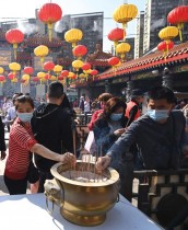 صينيون يحرقون أعواد البخور في معبد وونغ تاي سين في هونغ كونغ، حيث يحتفلون بالعام القمري الجديد للثور. ا ف ب