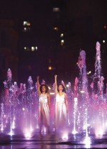 الراقصون يرفعون قبضاتهم في نهاية رقصة وسط نافورة مائية خلال عرض للاحتفال بافتتاح أسبوع الموضة في ساو باولو. رويترز