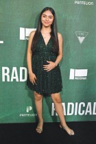 الممثلة جينيفر تريجو لدى حضورها العرض الأول لفيلم  Radical  في لوس أنجلوس. (ا ف ب)