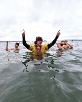 عودة المحتفلين إلى المياه الباردة لخليج إنجليش لأول مرة منذ جائحة كورونا الذي يقام في يوم رأس السنة الجديدة في فانكوفر، كندا.  رويترز