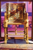 كرسي خشبي مغطى بالذهب للملك توت عنخ آمون معروض داخل خزانة زجاجية في المتحف المصري في القاهرة.  رويترز