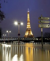 منظر لضفاف نهر السين الذي غمرته الفيضانات وبرج إيفل بعد أيام من الطقس الممطر في باريس.  رويترز