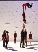 فرقة رقص تؤدي عرضا على خشبة المسرح خلال بروفة الباليه Corps Extreme لمصمم الرقصات الفرنسي رشيد أورامدين في مسرح دي لاغورا، جنوب فرنسا، خلال مهرجان مونبلييه الـ 41 للرقص. ا ف ب