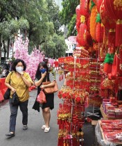 متسوقون يعاينون زينة رأس السنة في الأكشاك بالحي الصيني في جاكرتا قبل حلول السنة القمرية الجديدة في 12 فبراير. ا ف ب