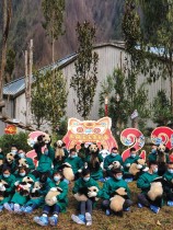 حراس يحملون صغار الباندا وهم يقفون لالتقاط صور في قاعدة تكاثر شينشوبينج، في مقاطعة سيتشوان جنوب غرب الصين ، قبل السنة القمرية الجديدة للنمر في الأول من فبراير. ا ف ب