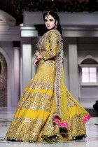 عارضة تقدم زياً من إبداع كاش خلال عرض أزياء العرائس في كراتشي الباكستانية - ا ف ب