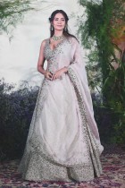 ممثلة بوليوود إيشا جوبتا خلال حفل زفاف الممثلين ريشا تشادا وعلي فضل في مومباي. ا ف ب