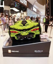 زوار ينظرون إلى نموذج يشبه سيارة لامبورغيني مصنوع من قطع تستخدم في الألعاب في مركز تسوق في شنيانغ بمقاطعة لياونينغ شمال شرق الصين. ا ف ب