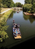 يستمتع الناس بركوب القوارب في الطقس الحار على نهر كام في كامبريدج، بريطانيا. رويترز