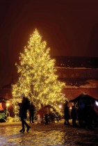 مجموعة من اللاتفيين يرتدون الأزياء الشعبية والزي التنكري، يتجمعون في ساحة في وسط ريغا لحضور حفل الانقلاب الشتوي بجوار شجرة عيد الميلاد الرئيسية. (ا ف ب)