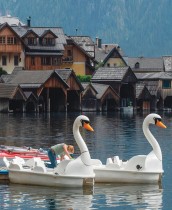 امرأة تنظف قوارب النهر في بحيرة هالشتات، وهي مدينة مدرجة ضمن قائمة التراث العالمي في النمسا تستعد لاستقبال السياح.   ا ف ب