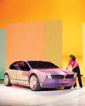 ستيلا كلارك ، قائدة المشروع وراء سيارات BMW المتغيرة الألوان بالحبر الإلكتروني، تلقي نظرة على سيارة BMW i Vision Dee في المعرض التجاري السنوي للإلكترونيات الاستهلاكية ، في لاس فيجاس. رويترز