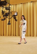 عارضة أزياء تقدم إبداعًا من مجموعة Prada لربيع وصيف 2021 النسائية في ميلانو ، إيطاليا. رويترز