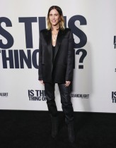 الممثلة الأمريكية كريستين ويج لدى حضورها العرض الأول لفيلم «هل هذا الشيء يعمل؟» في سينما فيديوتس في لوس أنجلوس.ا ف ب