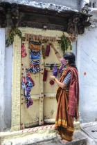 خياطة هندية تعلق أقنعة بألوان مختلفة للبيع تستخدم كإجراء وقائي ضد فيروس كورونا على باب منزلها في حيدر آباد. ا ف ب
