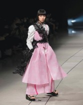 عارضة تقدم زيا للمصمم الياباني مو إيشيدا في أسبوع الموضة بطوكيو - ا ف ب
