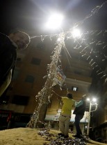 شبان مصريون يقومون بإعداد زينة لشهر رمضان المبارك في ساحة أمام منازلهم خلال حظر التجول الليلي لاحتواء انتشار فيروس كورونا في طوخ ، محافظة القليوبية، شمال القاهرة.     (رويترز)