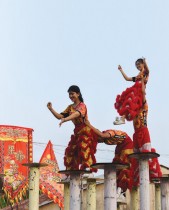 فتيات يؤدين عرضا ضمن احتفالات السنة القمرية الجديدة في مدينة كان ثو، فيتنام. رويترز