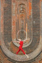 راقصة الجمباز الإيقاعي والراقصة هانا مارتن خلال جلسة تدريبية عند جسر وادي أوز في ساسكس ، بريطانيا بعد تفشي فيروس كورونا.    رويترز