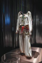 عرض فستان للمغنية والممثلة الفرنسية مصرية الأصل داليدا كجزء من معرض «ديفاز»  في معهد العالم العربي IMA في باريس.  ا ف ب