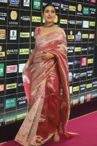 ممثلة بوليوود فاطمة سنا أثناء حضورها حفل جوائز Bollywood Hungama India Entertainment Awards 2023 في مومباي. (ا ف ب)
