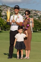 كيفن نا يرفع الكأس مع زوجته جوليان نا وابنته صوفيا ريا نا خلال الجولة الأخيرة من بطولة سوني المفتوحة للجولف في هاواي الأمريكية. رويترز