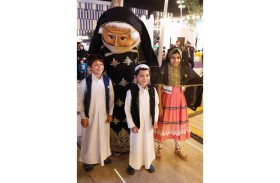أطفال يقفون لالتقاط صورة أثناء احتفالهم بمهرجان القرنقعوه، وهو حفل تقليدي يتم الاحتفال به بعد الإفطار في الليلة الرابعة عشرة من شهر رمضان المبارك، في الدوحة.  (أ ف ب)