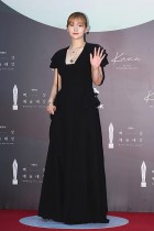 الممثلة الكورية الجنوبية بارك سو-دام على السجادة الحمراء خلال حفل توزيع جوائز Baeksang للفنون  الـ 56 في جويانج ، شمال غرب سيول. ا ف ب