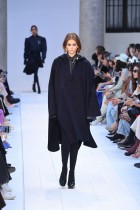 عارضة الأزياء كايا جيربر تقدم مجموعة أزياء لخريف وشتاء 2020 في ميلانو. أ ف ب