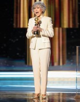 جين فوندا تحمل جائزة عن مجمل أعمالها خلال حفل توزيع جوائز غولدن غلوب السنوي في بيفرلي هيلز، كاليفورنيا.  رويترز
