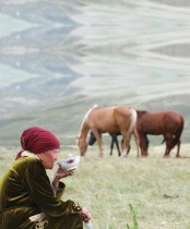 امرأة قيرغيزية تشرب حليب الخيل في مرعى صيفي، على بعد حوالي 170 كيلومترًا 106 ميلاً جنوب العاصمة بيشكيك - رويترز