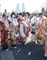 نساء يابانيات يرتدين الكيمونو يلتقطن صوراً بعد حضور الاحتفال بـ «يوم بلوغ سن الرشد» لتكريم الأشخاص الذين بلغوا العشرين هذا العام. ا ف ب