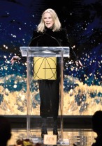 كاثرين أوهارا تتحدث على خشبة المسرح خلال حفل توزيع جوائز نقابة مديري الفنون السنوي في لوس أنجلوس. ا ف ب