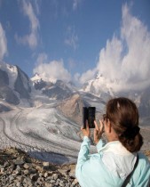 امرأة تلتقط صورة لنهر بيرس الجليدي من نقطة مرتفعة في منطقة ديافوليزا بالقرب من منتجع بونتريسينا الألبي ، سويسرا. رويترز