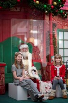 الشقيقتان شارلوت، 11 سنة ، وسافانا سميث، 8 سنوات ، تزوران سانتا كلوز ، الذي يجلس خلف حاجز زجاجي بسبب جائحة كورونا في إكستون سكوير مول في بنسلفانيا، الولايات المتحدة.   رويترز