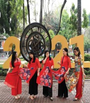 نساء يرتدين فساتين آو داي الفيتنامي التقليدي في أحد شوارع هانوي، فيتنام.  ا ف ب