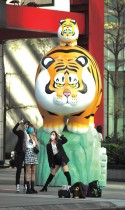 سكان محليون يلتقطون صورة سيلفي أمام تماثيل النمر بمناسبة العام القمري الجديد المقبل للنمر، أمام متجر متعدد الأقسام في تايبيه - ا ف ب