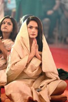 ممثلة بوليوود نيتو شاندرا تشارك في الاحتفالات بمناسبة مهرجان دورجا بوجا في مومباي. ا ف ب