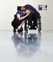 الراقصة ماكسيم توماس من أوبرا باريس، وهي راقصة معاقة على كرسيها المتحرك ترقص مع غلاديس فوجيا خلال بروفة باليه «الممر » في باريس. ا ف ب