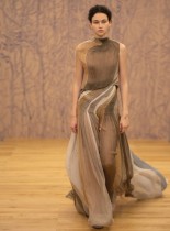 عارضة أزياء تقدم مجموعة هوت كوتور خلال عرض في مقر دار أزياء كريستيان ديور في باريس - ا ف ب
