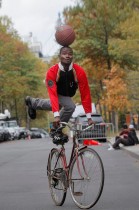 راكب دراجة ، اسمه Lehboy ، يوازن كرة سلة على رأسه أثناء ركوبه دراجته أمام محكمة بروكلين الفيدرالية في نيويورك.رويترز